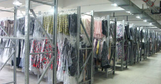 杭州衣香麗影女裝貨架來(lái)自勝通倉(cāng)儲(chǔ)，您知道嗎？