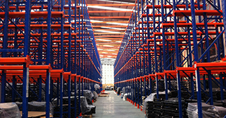 倉(cāng)庫(kù)通廊式貨架哪家強(qiáng)——?jiǎng)偻ㄘ浖芤豁攤z