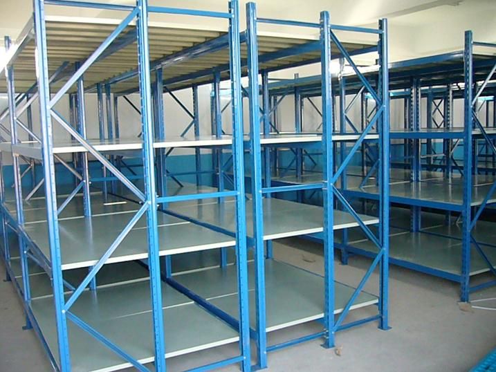 三立柱貨架的特點(diǎn)和應(yīng)用-勝通貨架