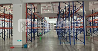 能滿足 5560 個貨位的重型貨架，在嘉興箱包廠大放異彩