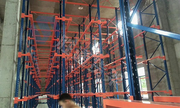 德遠化工貫通貨架安裝.jpg